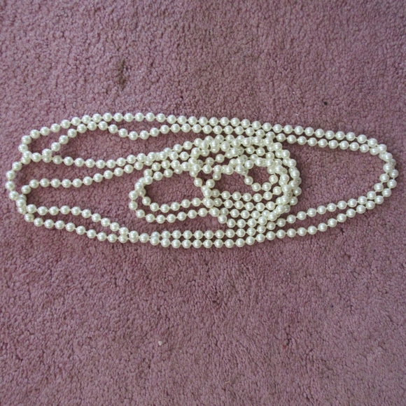 Vintage Faux Pearl Necklace - Picture 4 of 10
